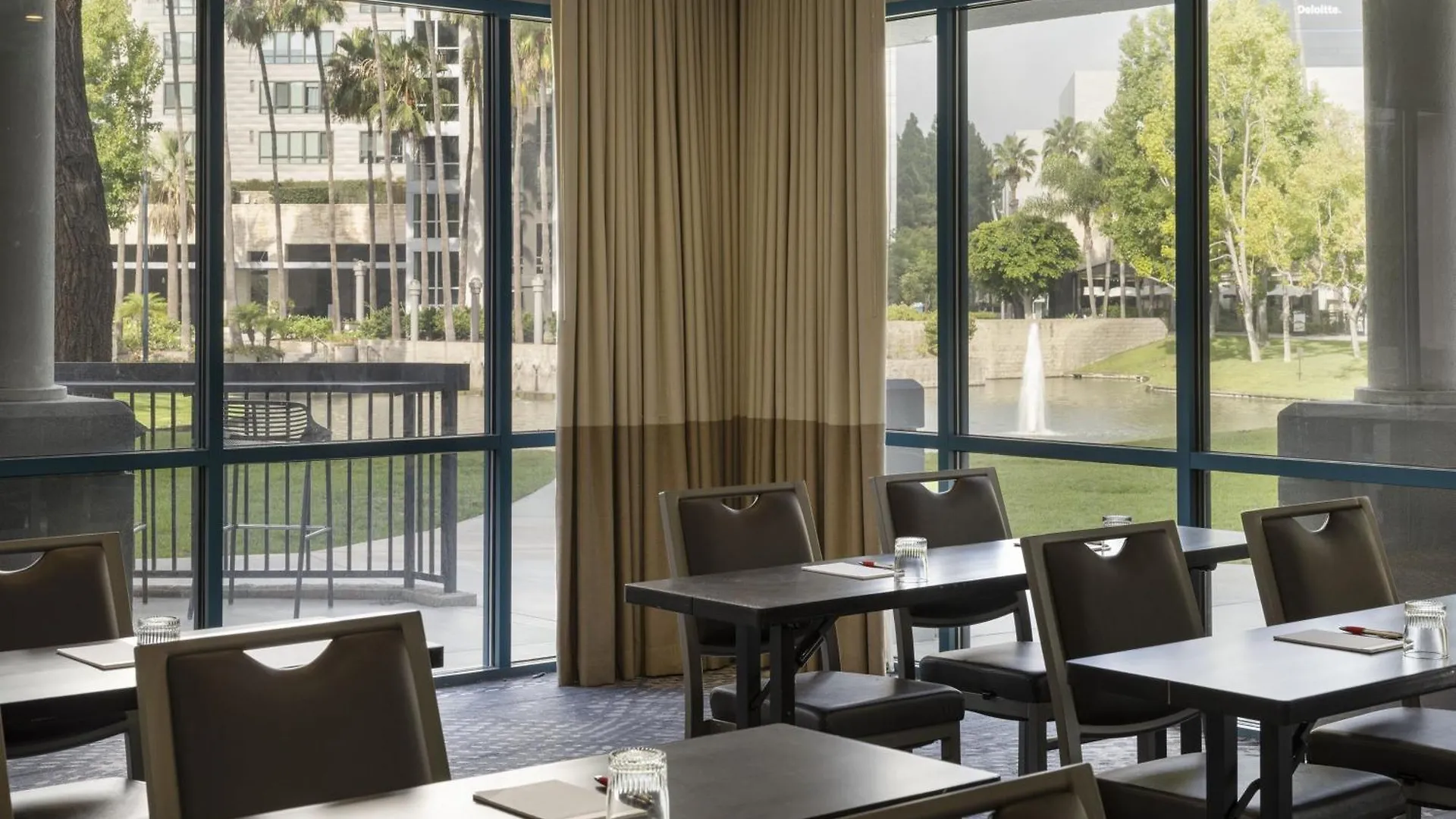 Отель Costa Mesa Marriott