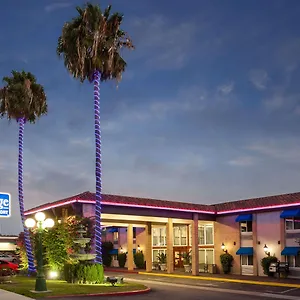 Travelodge By Wyndham Orange County Airport/ Hotel